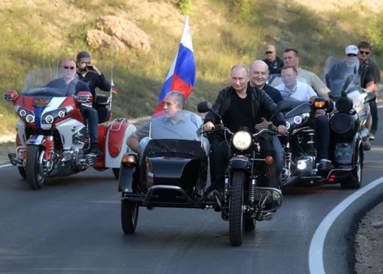 Nghệ thuật lái xe: Tổng thống Nga Vladimir Putin sau tay lái