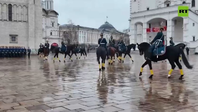 Xem màn trình diễn cưỡi ngựa của đội cận vệ tinh nhuệ Điện Kremlin