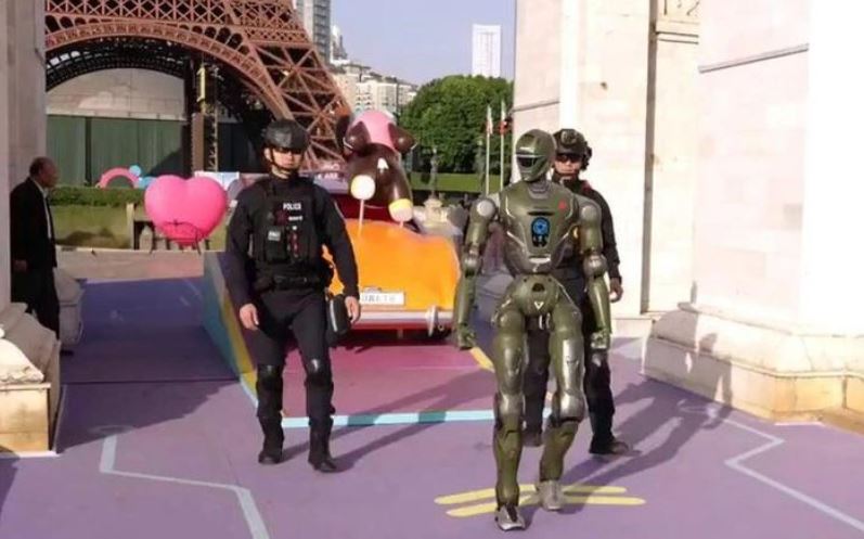 Robot 'kẻ hủy diệt' tuần tra cùng cảnh sát Trung Quốc