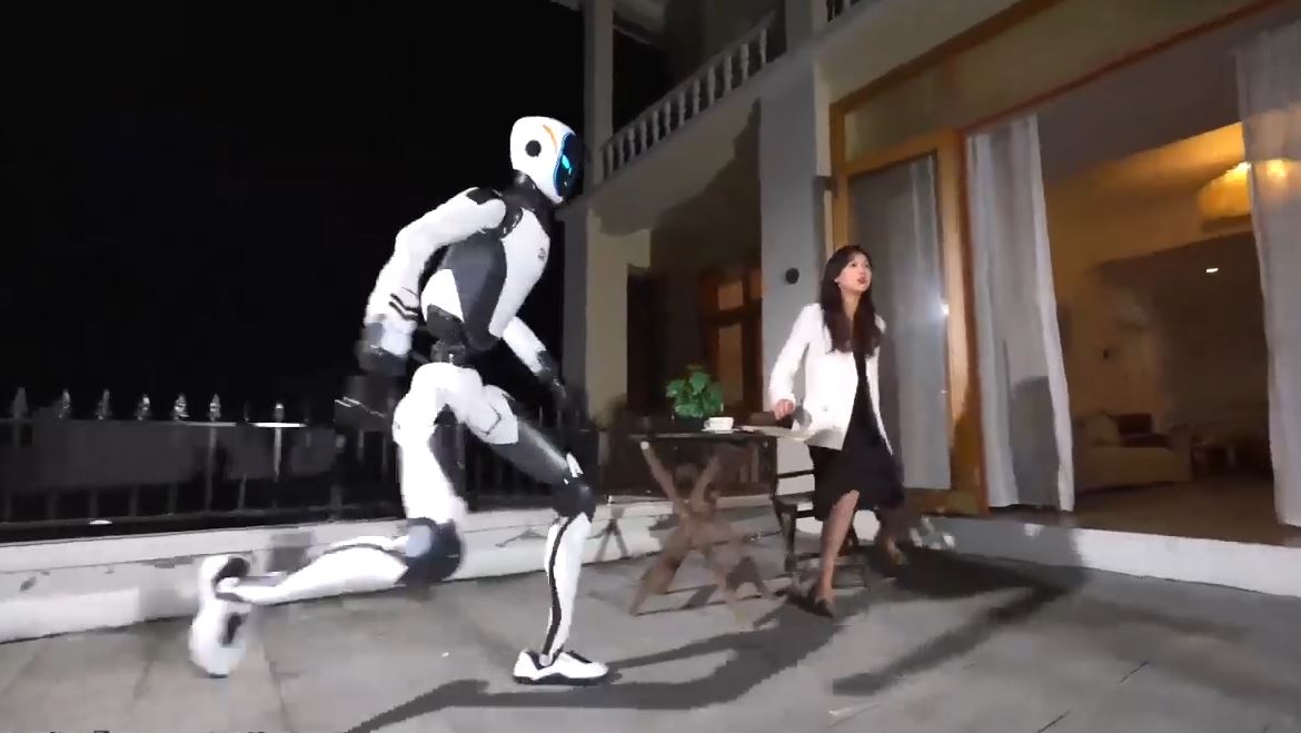 Video robot hình người Trung Quốc hóa thân vệ sĩ bảo vệ con người