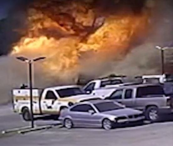 Máy bay đâm vào xe đầu kéo trên đường cao tốc rồi bốc cháy