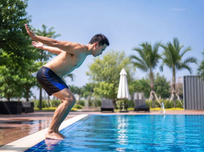 Bơi lội ngày nắng nóng: Cách phòng sốc lạnh khi xuống nước