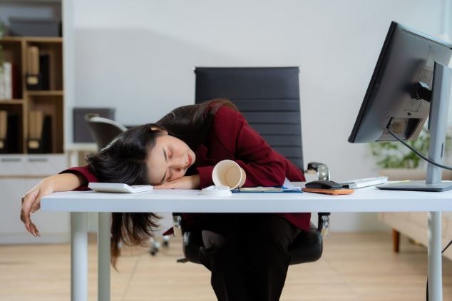 Ăn xong chỉ muốn ngủ gục? Bác sĩ giải mã hiện tượng 