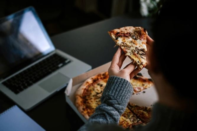 Đói trước khi ngủ, nên ăn hay nên nhịn?