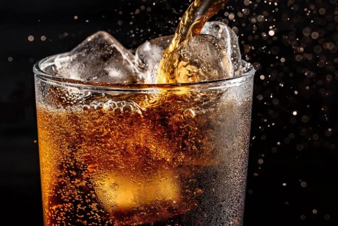 Nắng nóng gay gắt: Cảnh giác với 2 loại đồ uống tưởng giải nhiệt nhanh nhưng càng uống càng gây mất nước
