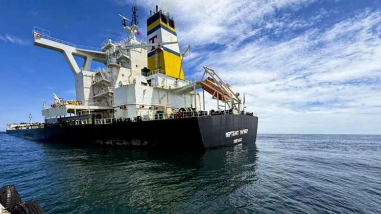 Tàu nước ngoài chở 174.000 tấn quặng va đá ngầm gần Dung Quất, Việt Nam