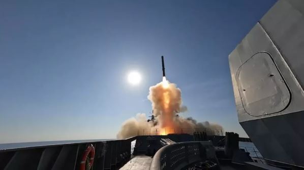 Tàu khu trục Đô đốc Golovko của Nga thực hành tấn công tên lửa Zircon trong cuộc tập trận Zapad-2025