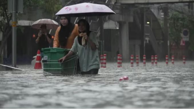 Mưa lớn dồn dập, Bangkok đối mặt ngập lụt trên diện rộng