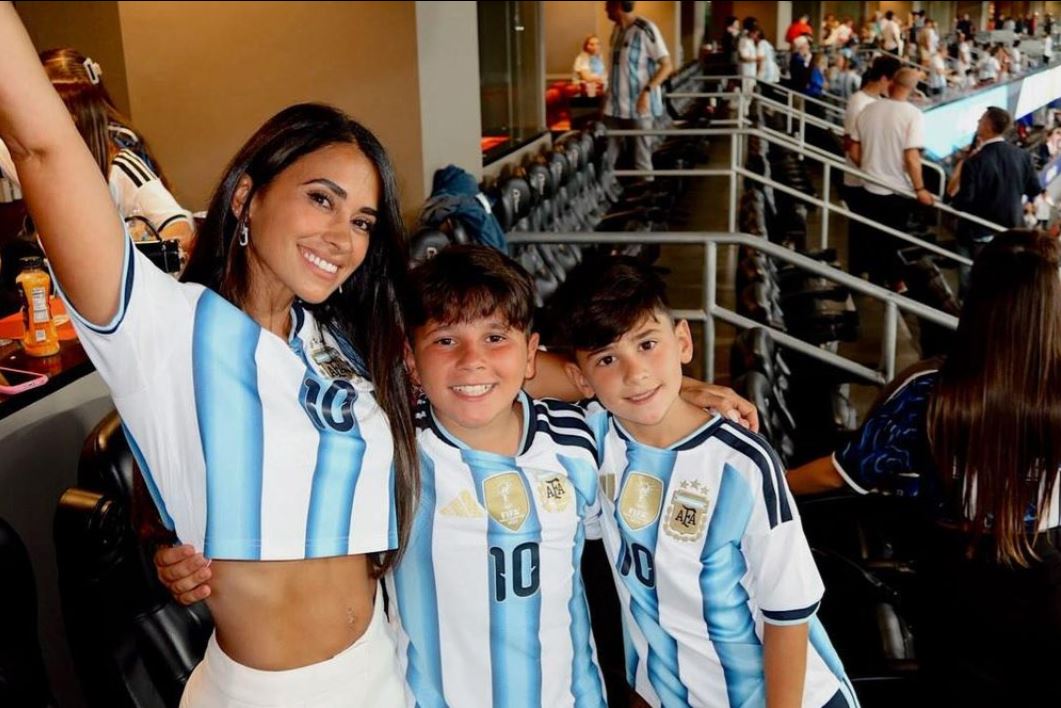 Vợ người mẫu vỡ òa khi Messi giúp Argentina đánh bại Anh vào chung kết World Cup