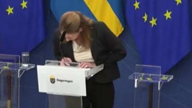 Tân Bộ trưởng Y tế Thụy Điển ngất xỉu khi họp báo nhậm chức