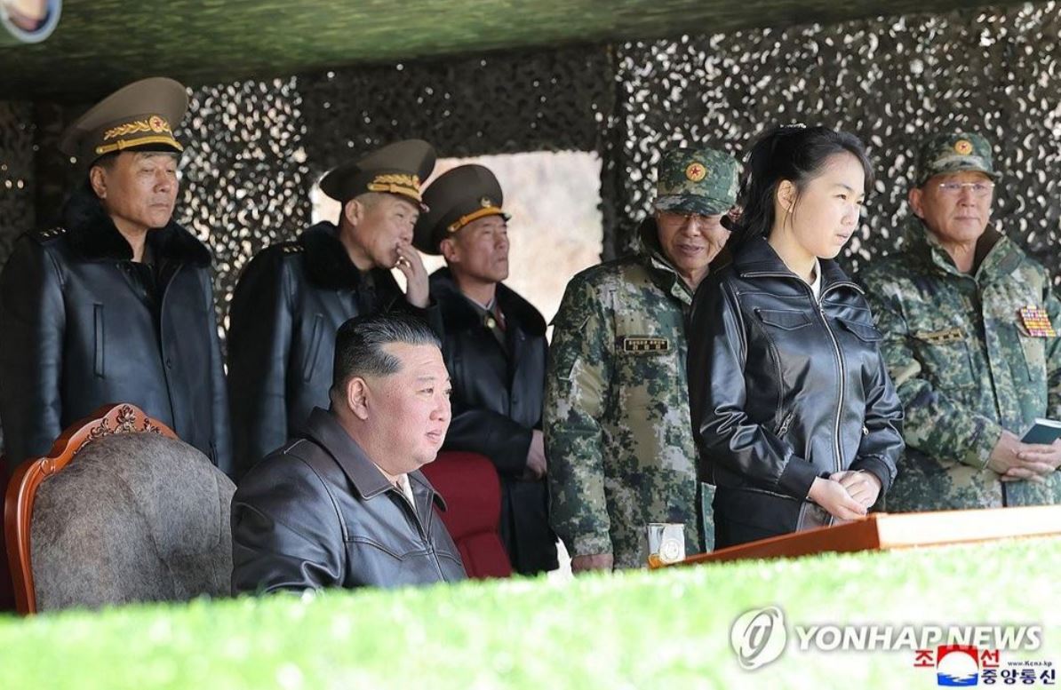 Ông Kim Jong Un và con gái xuất hiện trên xe tăng mới của Triều Tiên