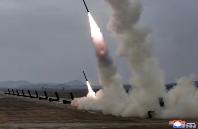 Triều Tiên phóng loạt tên lửa đạn đạo, Hàn Quốc họp khẩn