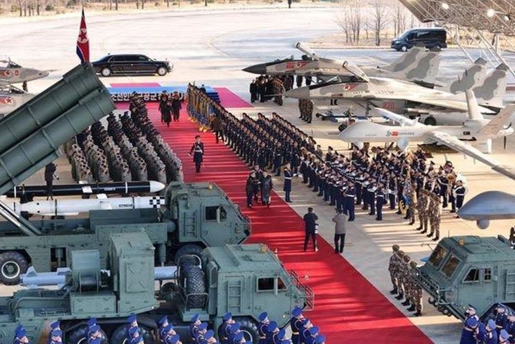 Triều Tiên lần đầu tiên phô diễn tên lửa không đối đất tầm xa