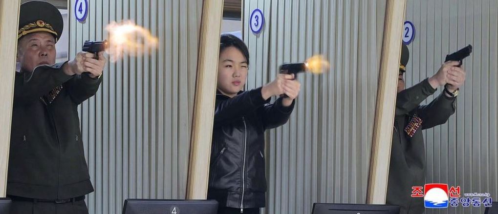 Con gái Chủ tịch Triều Tiên Kim Jong Un thử bắn súng lục