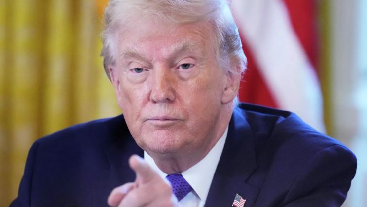 “Dứt khoát và không tranh cãi”. Khi ông Trump bắt đầu cuộc chiến mới