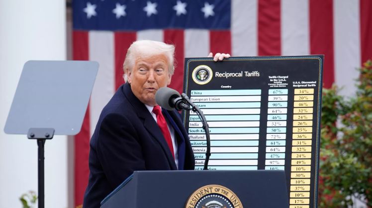 Câu trả lời của ông Trump: Ký sắc lệnh áp thuế thương mại 10% với tất cả các nước trên thế giới