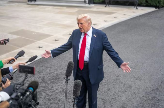 Tổng thống Trump lần đầu thừa nhận Mỹ bí mật chuyển vũ khí cho người biểu tình Iran