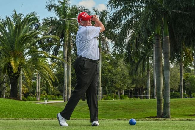 Ông Trump chơi golf với Chủ tịch Samsung, SK giữa đàm phán thuế quan