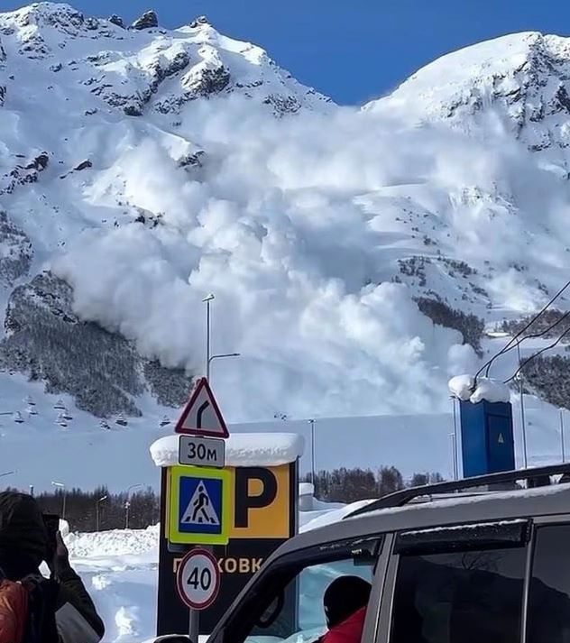 Khoảnh khắc kinh hoàng lở tuyết nuốt chửng khu nghỉ dưỡng, du khách tháo chạy