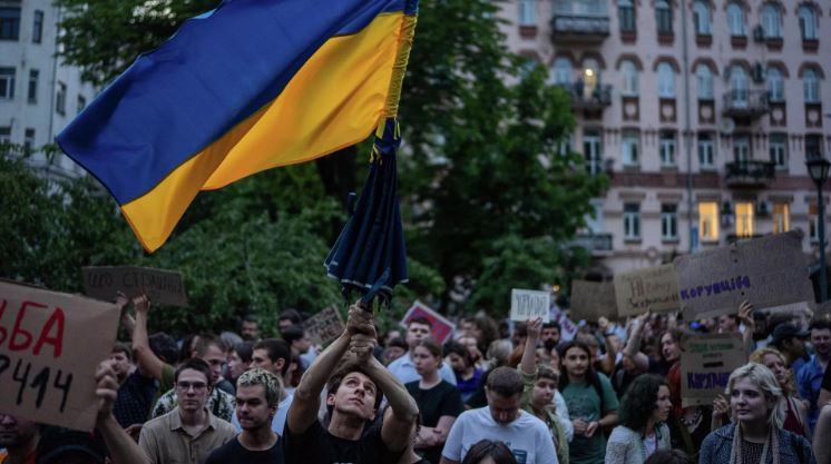 Chuyên gia: Kêu gọi dân tích trữ lương thực, Ukraina bị tham nhũng biến thành hố đen hút viện trợ