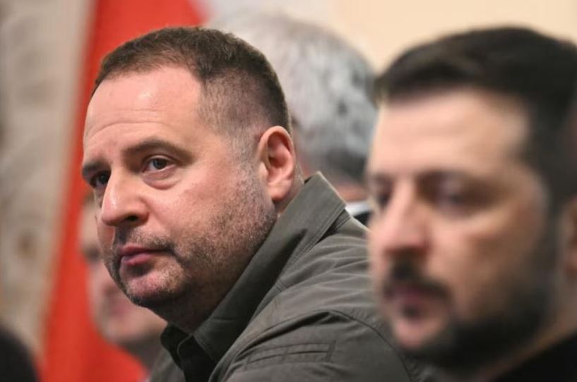 'Cánh tay phải' bị chặt đứt, ông Zelensky giờ yếu hơn hay mạnh hơn?