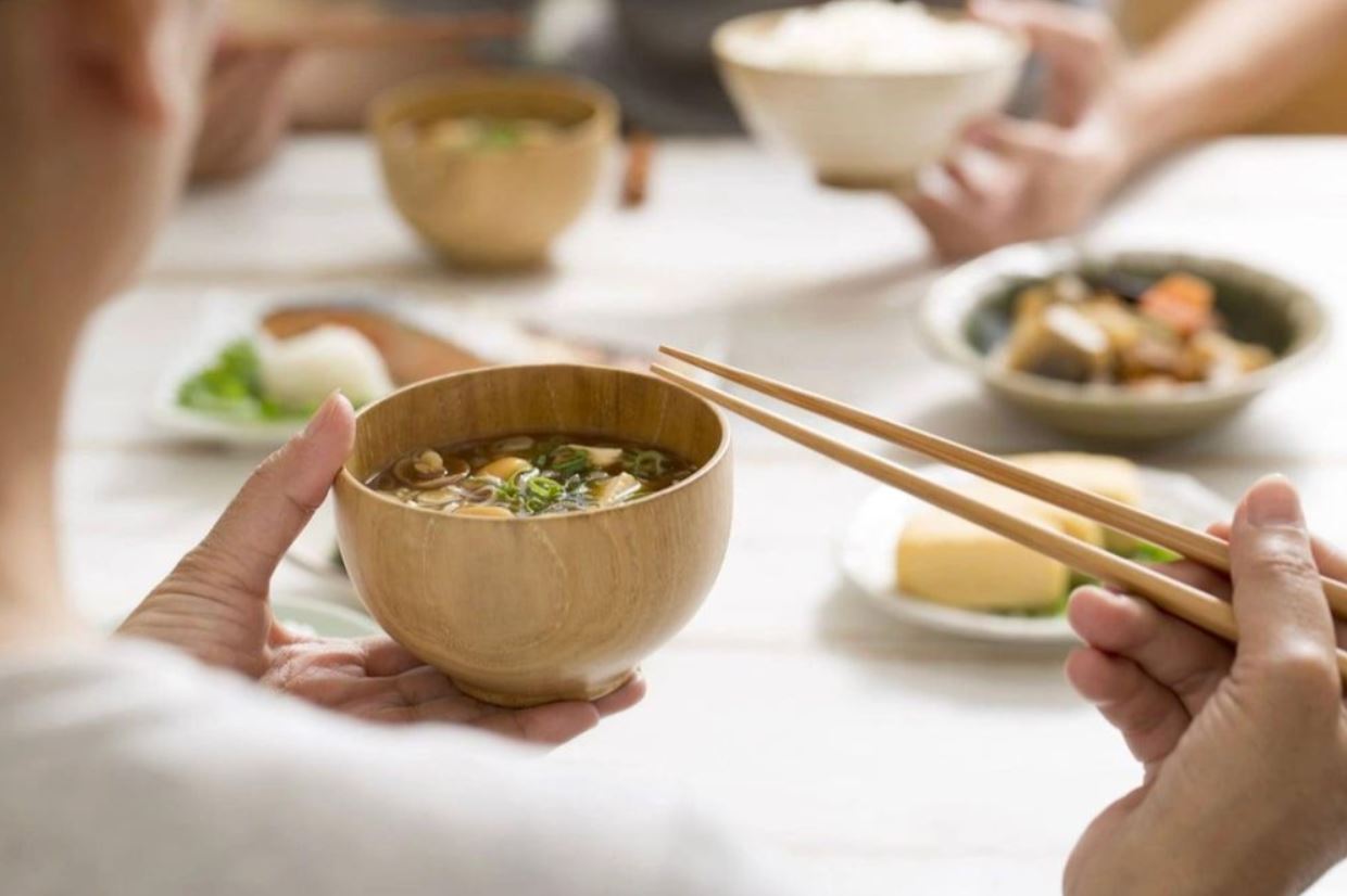 Vì sao người xưa đại kỵ gõ bát đũa khi ăn cơm?
