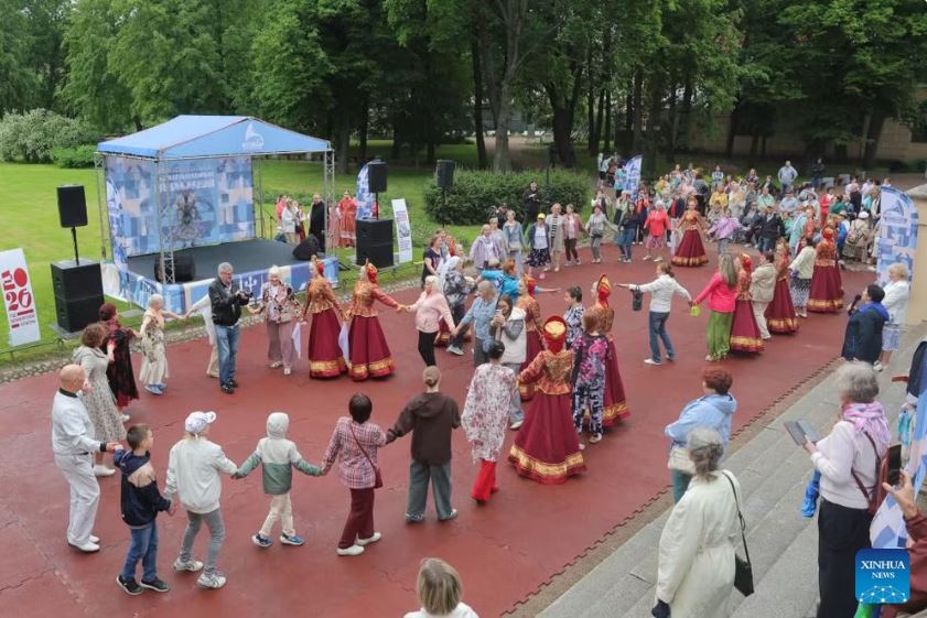Rộn ràng dân vũ trên phố Saint Petersburg mừng Ngày Quốc khánh Nga