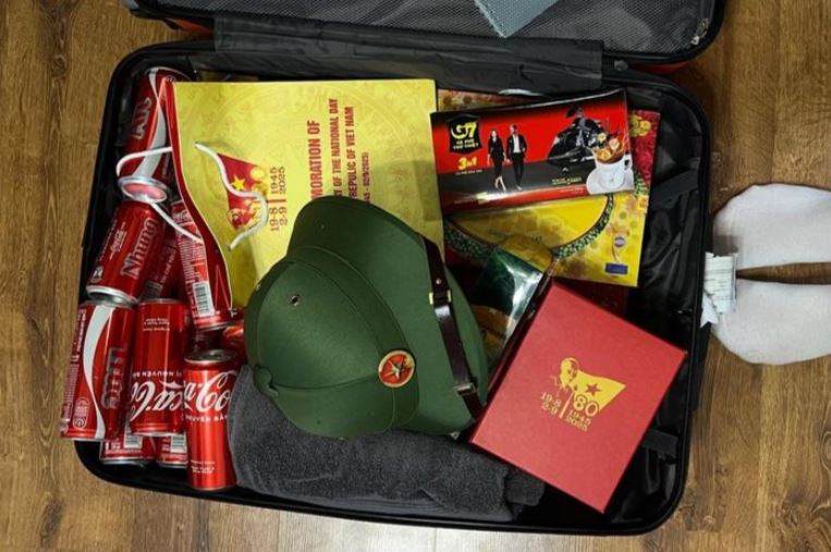 Cà phê, mũ cối trong vali về nước của quân nhân Nga