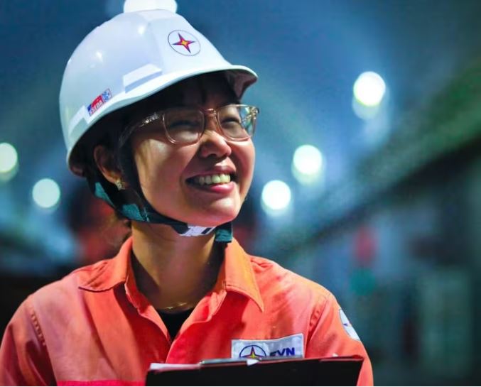 Từng du học Nga ngành Vật lý hạt nhân, cô gái 9X trở thành nữ trưởng kíp trực đầu tiên tại Thủy điện Hòa Bình