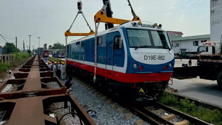 Đầu máy diesel D19E thế hệ mới của Việt Nam đạt tốc độ 120 km/h