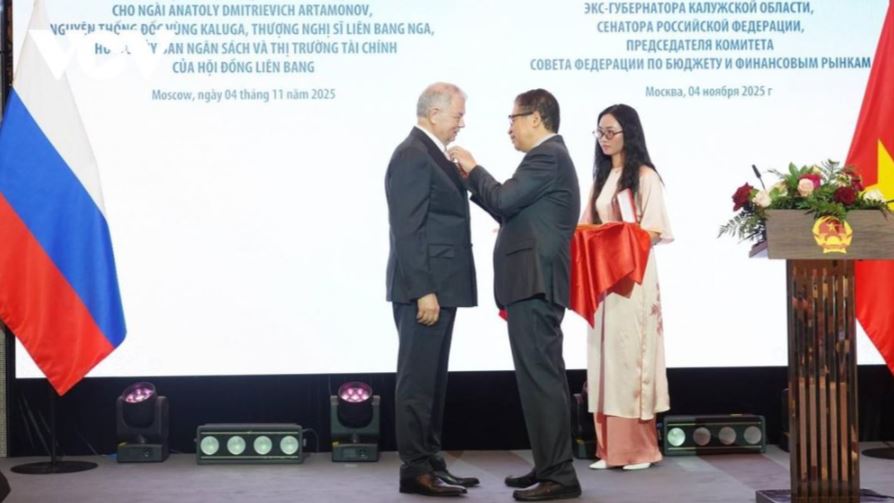 Trao tặng Huân chương Hữu nghị cho người bạn Nga của Việt Nam