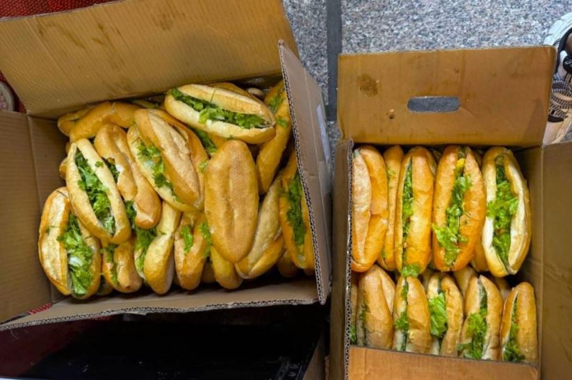Nhóm khách Nga làm gần 500 ổ bánh mì gửi bà con vùng lũ miền Trung