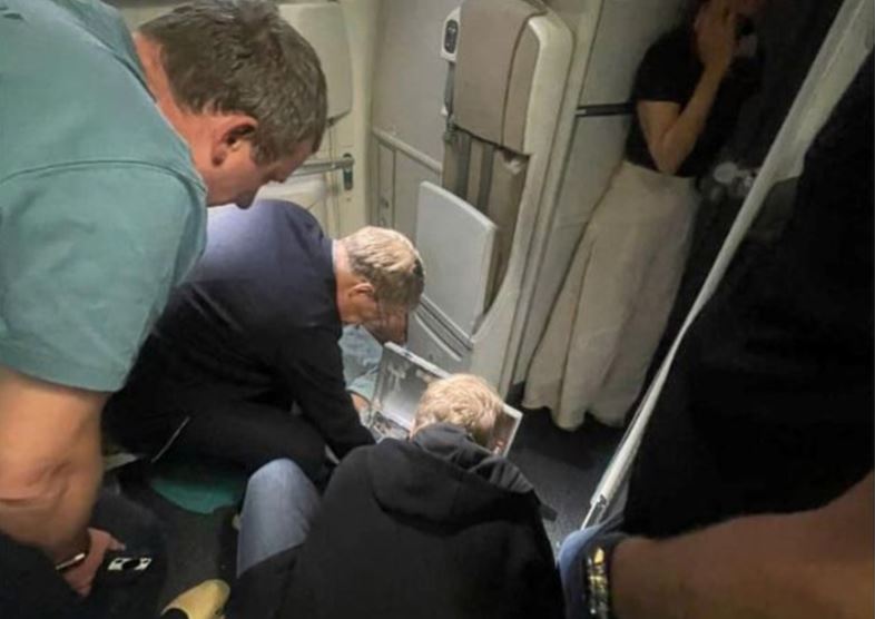 Hành khách gặp sự cố sức khỏe, bác sĩ Nga kịp thời cứu giúp trên chuyến bay VN62