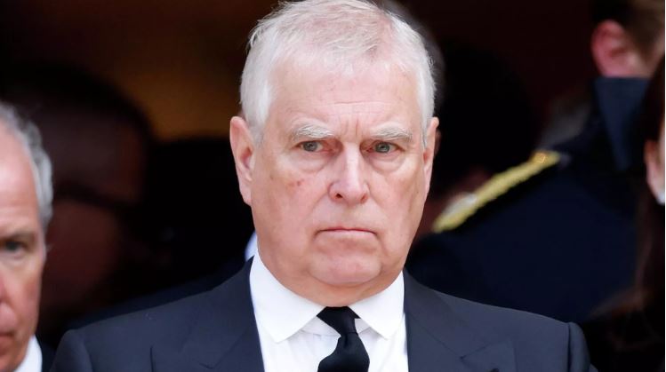 Hoàng tử Andrew là thành viên Hoàng gia đầu tiên bị bắt giữ trong 500 năm qua