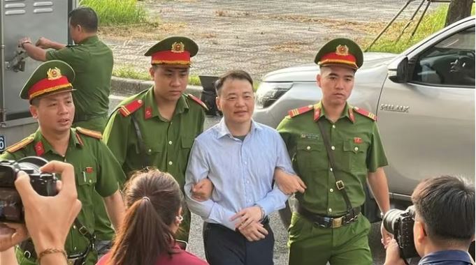 Clip: Dẫn giải 'Shark' Bình ra tòa trong vụ 'ông trùm' lừa đảo Mr Pips