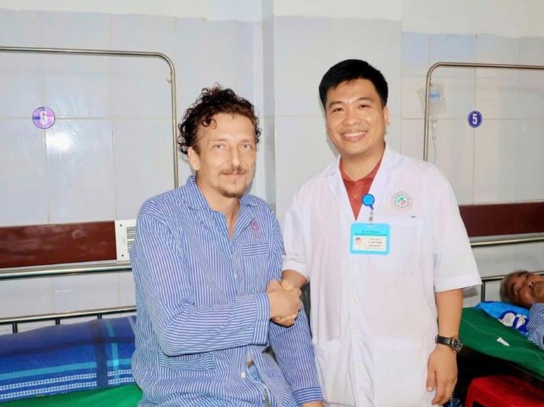 Bác sĩ mổ khẩn, cứu bệnh nhân người Nga không tiền, không người thân