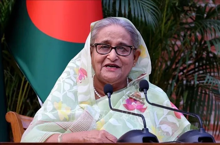 Video Thủ tướng Bangladesh chạy sang Ấn Độ, Tư lệnh quân đội nói sẽ lập chính phủ lâm thời