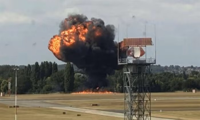 Máy bay cỡ nhỏ ở Anh rơi ngay khi cất cánh: 4 người nước ngoài thiệt mạng