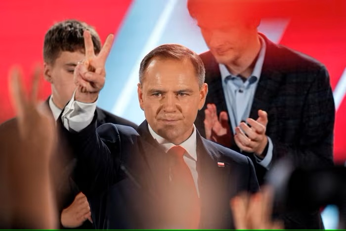 Bầu cử tổng thống Ba Lan ngã ngũ, châu Âu lại 'dậy sóng'