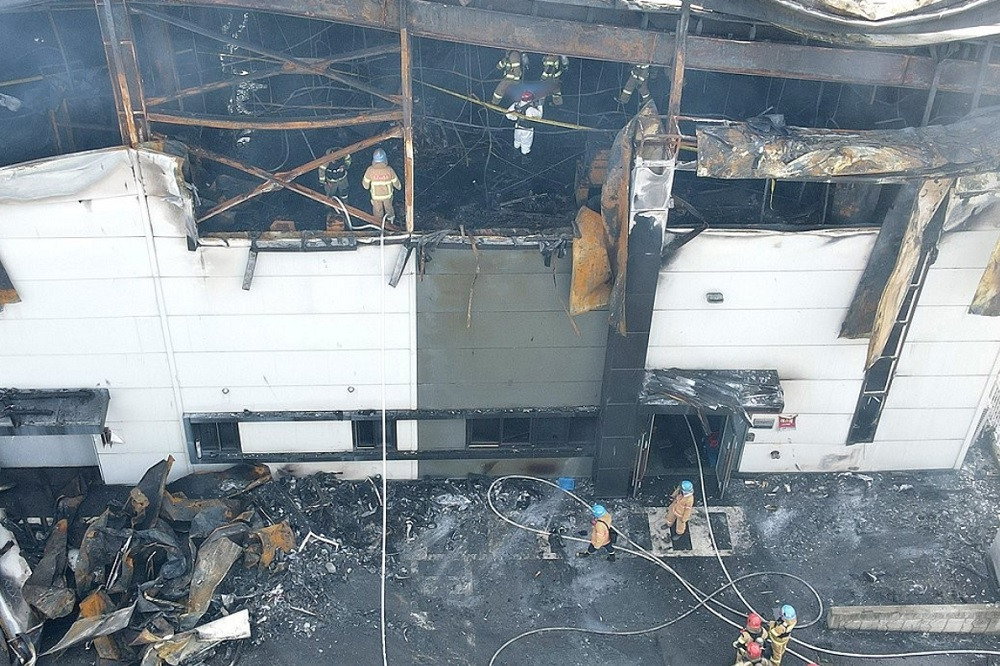 Nhân chứng mô tả vụ cháy nhà máy pin ở Hàn Quốc như 'bom rơi đạn lạc'