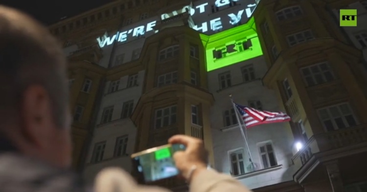 Logo hãng tin RT Nga xuất hiện trên toà nhà Đại sứ quán Mỹ