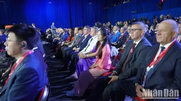 Tổng thống Putin tham dự phiên toàn thể Diễn đàn kinh tế Phương Đông 2024