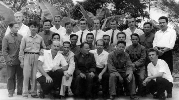 Chiến sĩ Liên Xô và Việt Nam cứu sống lẫn nhau