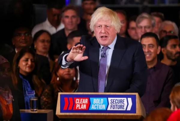Đảng Bảo thủ Anh sắp thua đậm, cựu Thủ tướng Boris Johnson bất ngờ xuất hiện