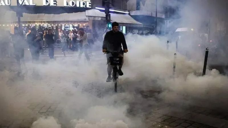Cảnh sát dùng hơi cay giải tán người biểu tình ở Paris