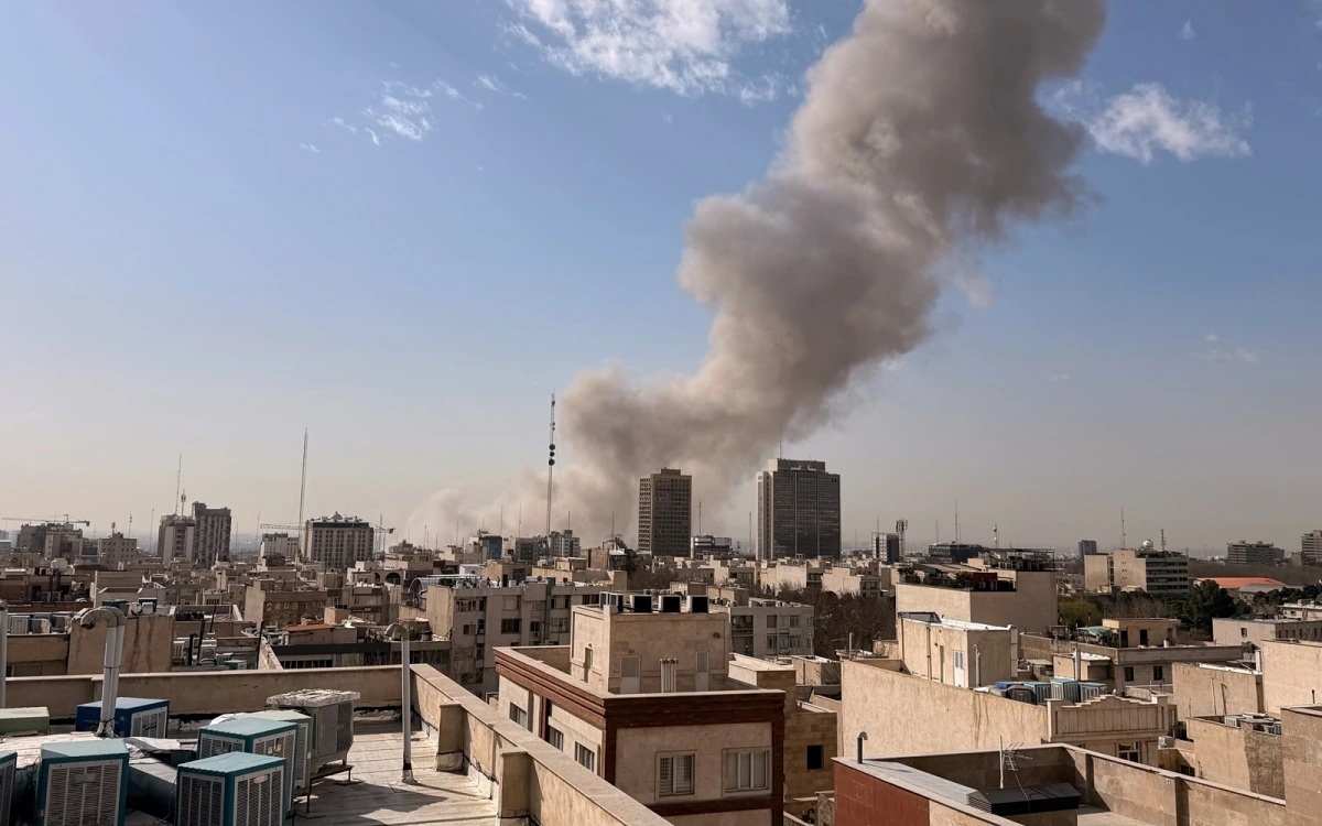 Loạt vụ nổ lớn rung chuyển thủ đô Tehran khi Israel - Mỹ tập kích Iran