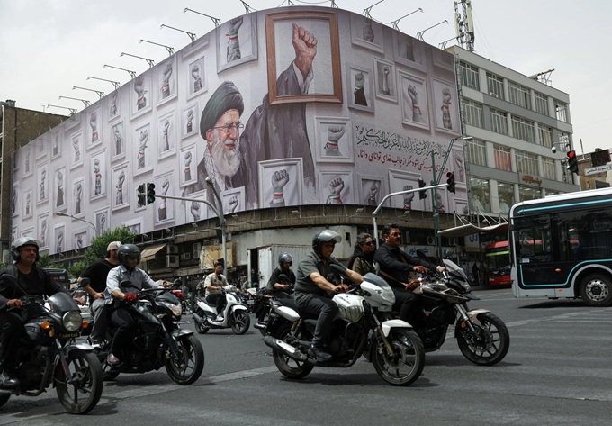 Ngoại giao dồn dập tại Tehran, vùng Vịnh hợp lực ngăn Mỹ tấn công