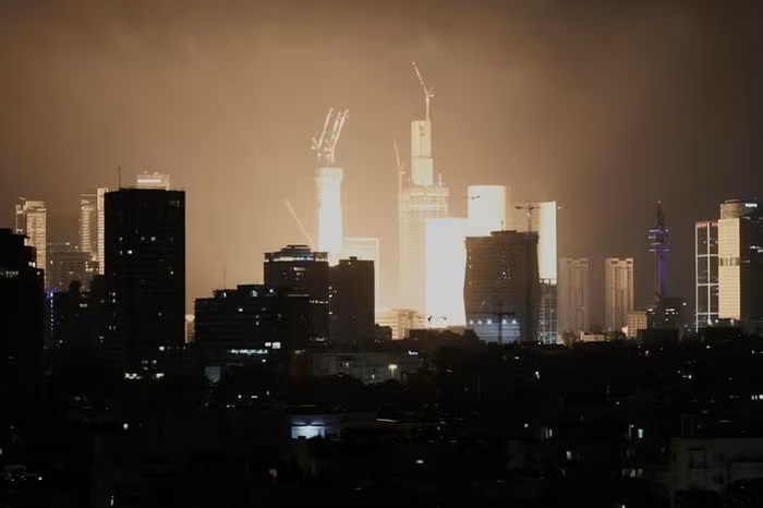 Iran xuyên thủng phòng không đa tầng của Israel bằng tên lửa 'không thể đánh chặn'?