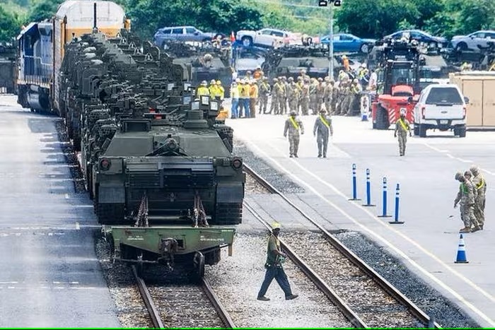 Xe tăng, xe chiến đấu tiến vào Washington, DC trước thềm sự kiện có 1-0-2