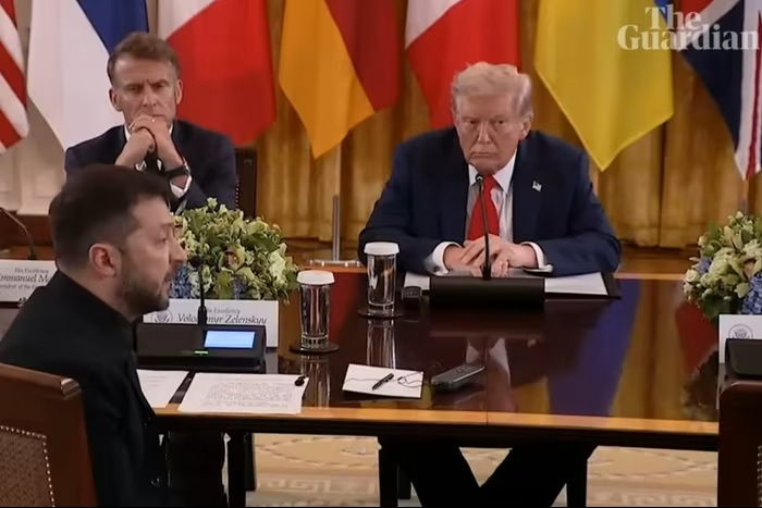 Ông Trump bị bắt gặp 'nói thầm' với Tổng thống Pháp về ông Putin